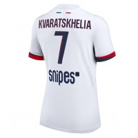 Stroje piłkarskie Paris Saint-Germain Khvicha Kvaratskhelia #7 Koszulka Wyjazdowej dla damskie 2025-26 Krótki Rękaw